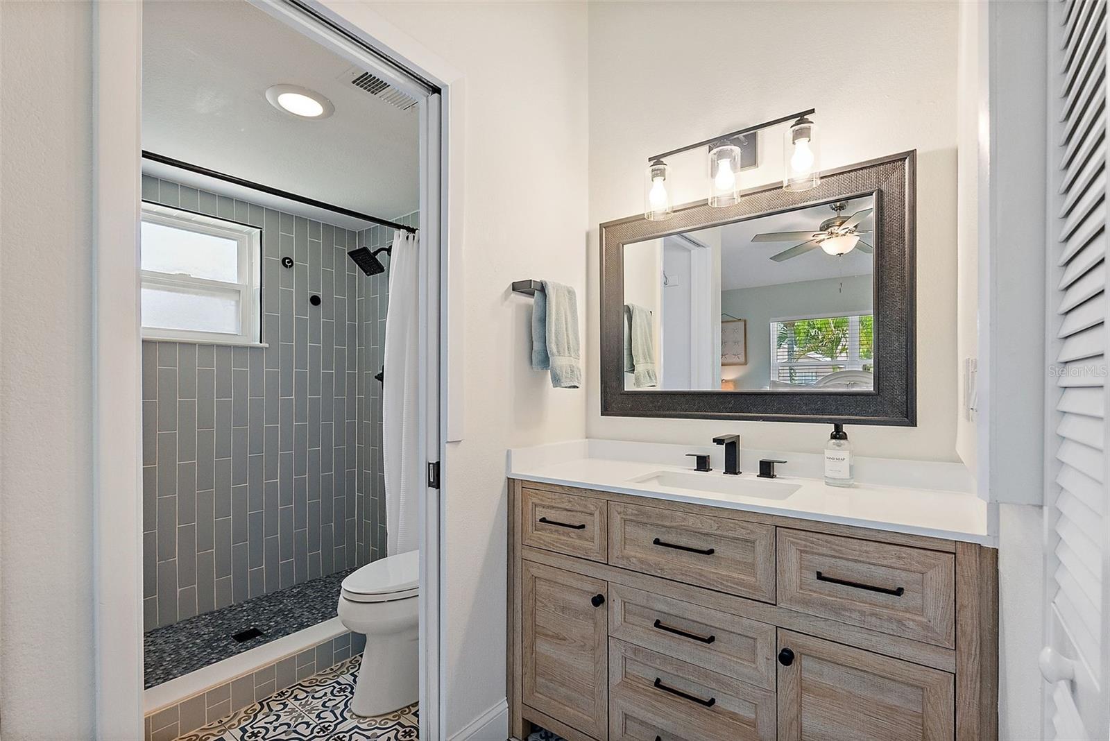 Listing photo id 11 for 6521 69th Avenue N