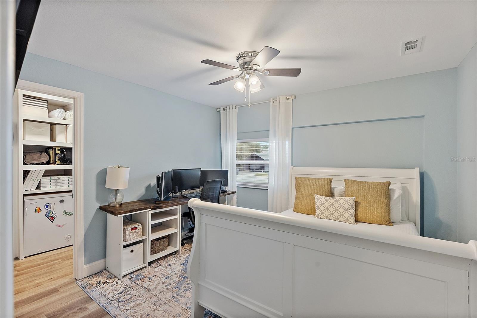 Listing photo id 14 for 6521 69th Avenue N