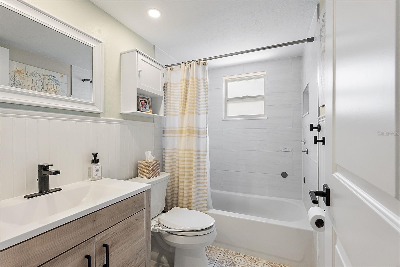 Listing photo id 18 for 6521 69th Avenue N