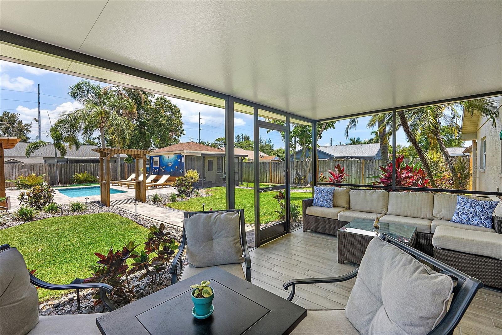 Listing photo id 23 for 6521 69th Avenue N