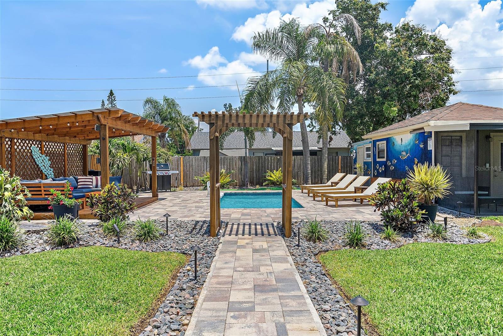Listing photo id 24 for 6521 69th Avenue N