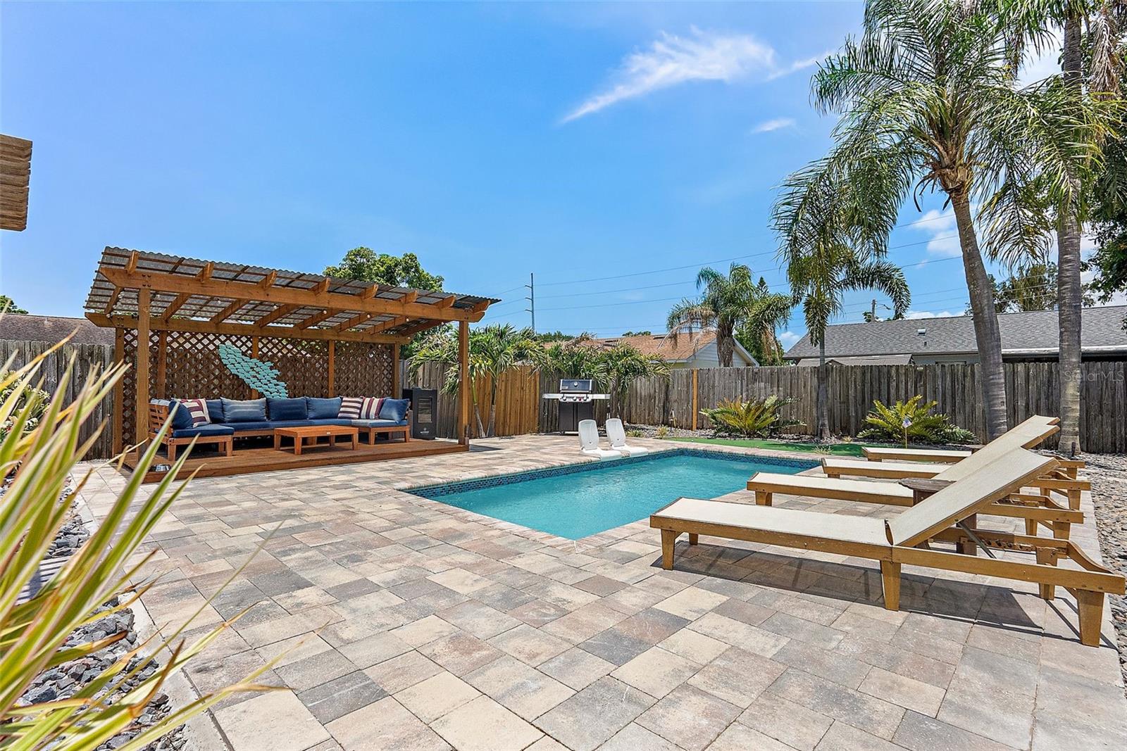 Listing photo id 25 for 6521 69th Avenue N