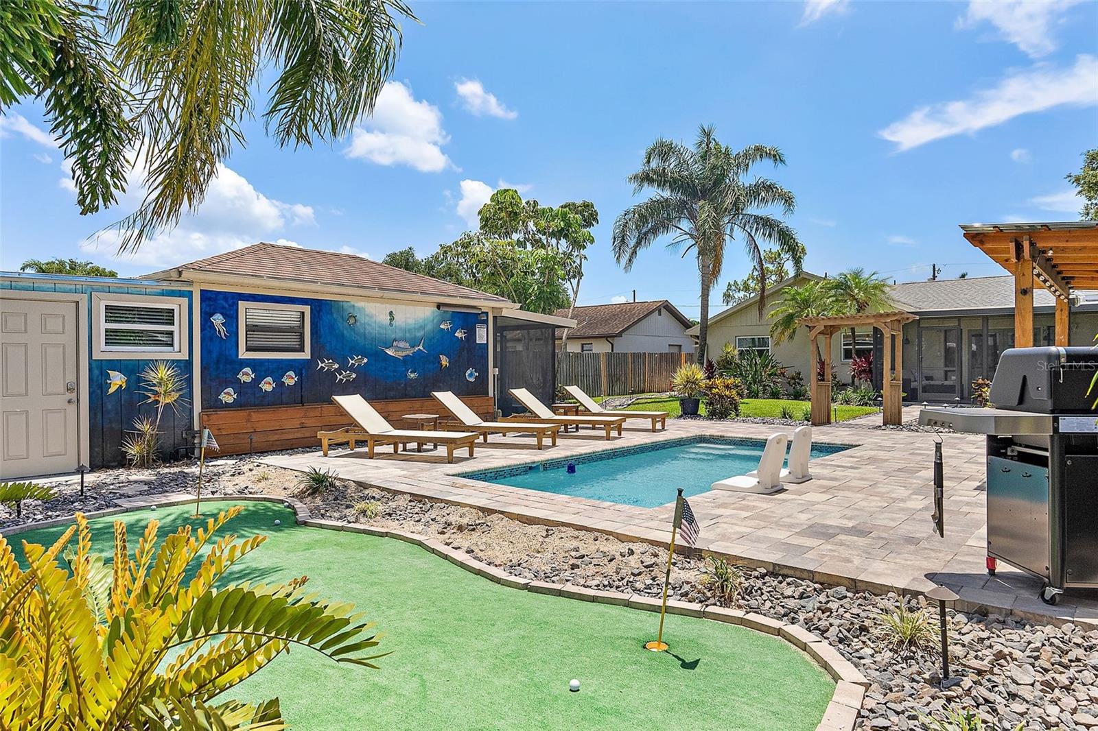 Listing photo id 26 for 6521 69th Avenue N