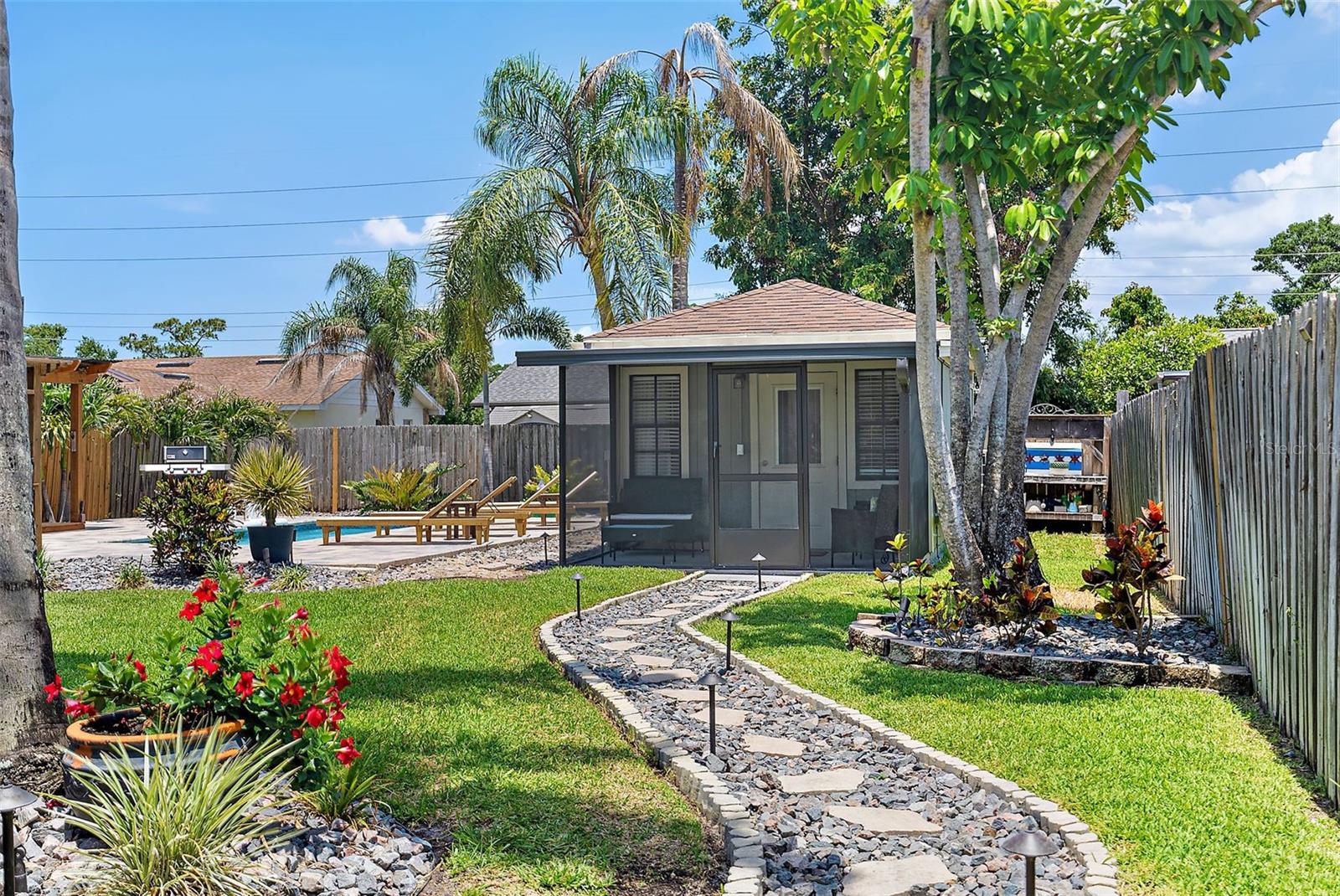 Listing photo id 27 for 6521 69th Avenue N