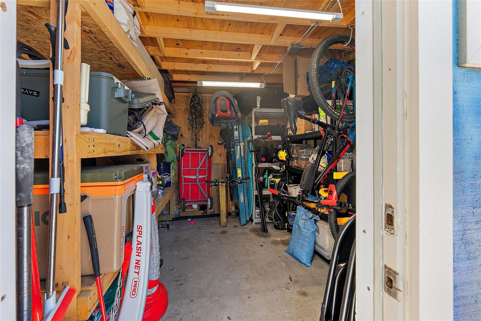 Listing photo id 33 for 6521 69th Avenue N