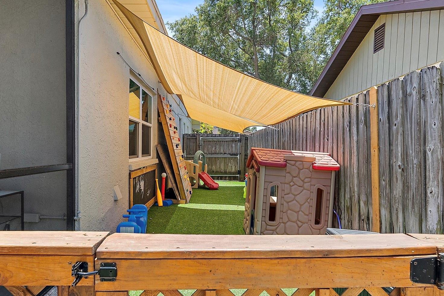 Listing photo id 34 for 6521 69th Avenue N