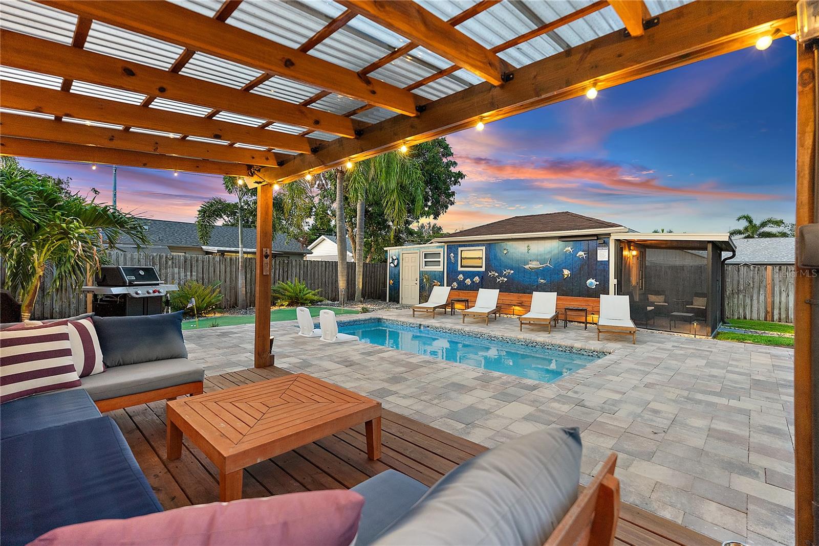 Listing photo id 37 for 6521 69th Avenue N