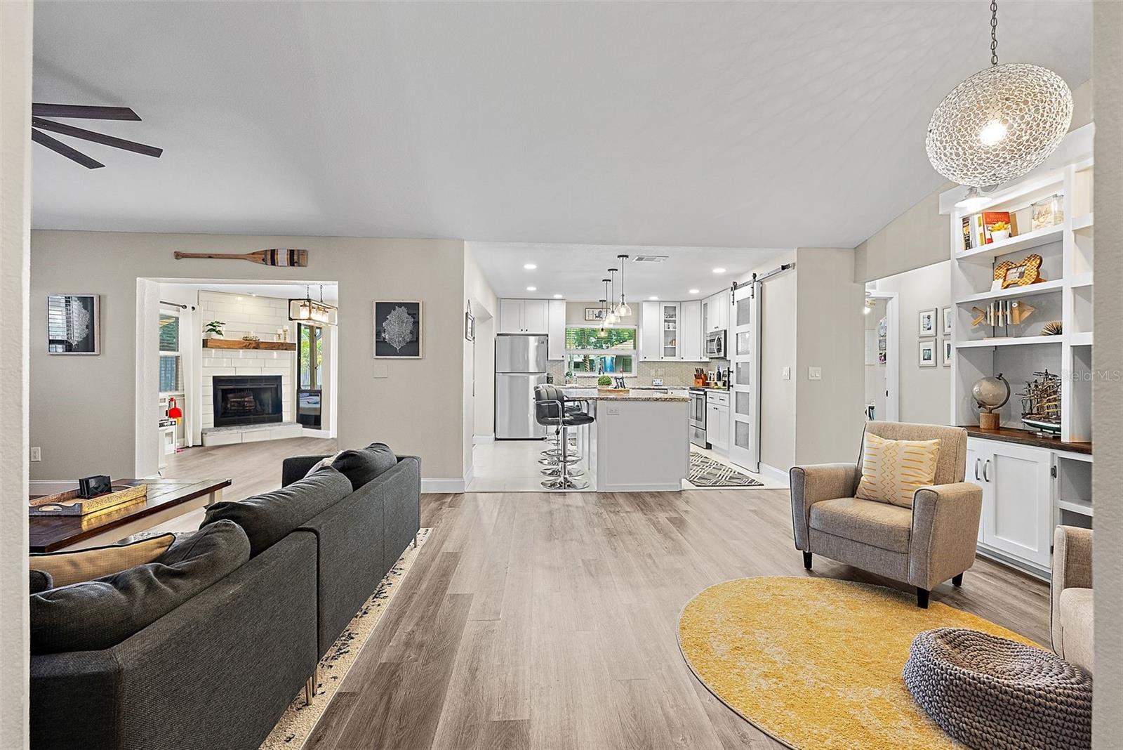 Listing photo id 2 for 6521 69th Avenue N