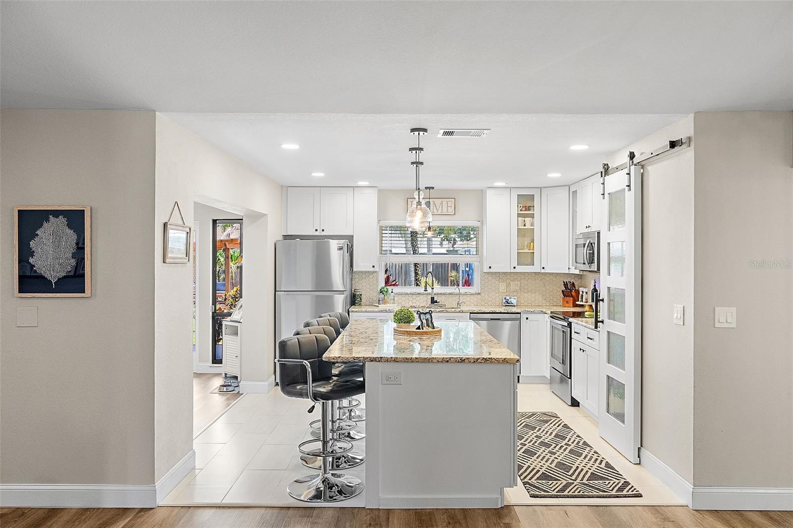 Listing photo id 3 for 6521 69th Avenue N