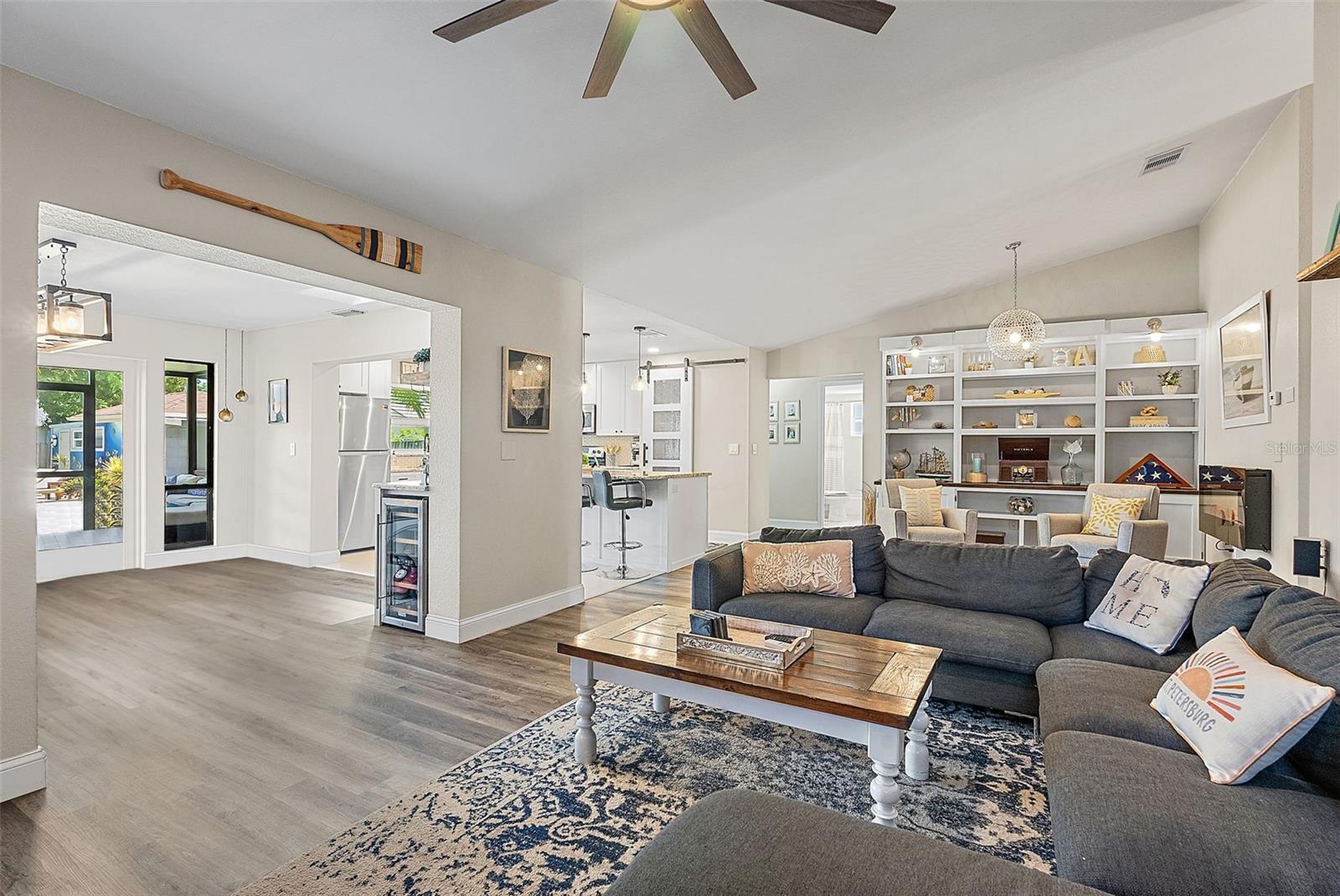 Listing photo id 7 for 6521 69th Avenue N
