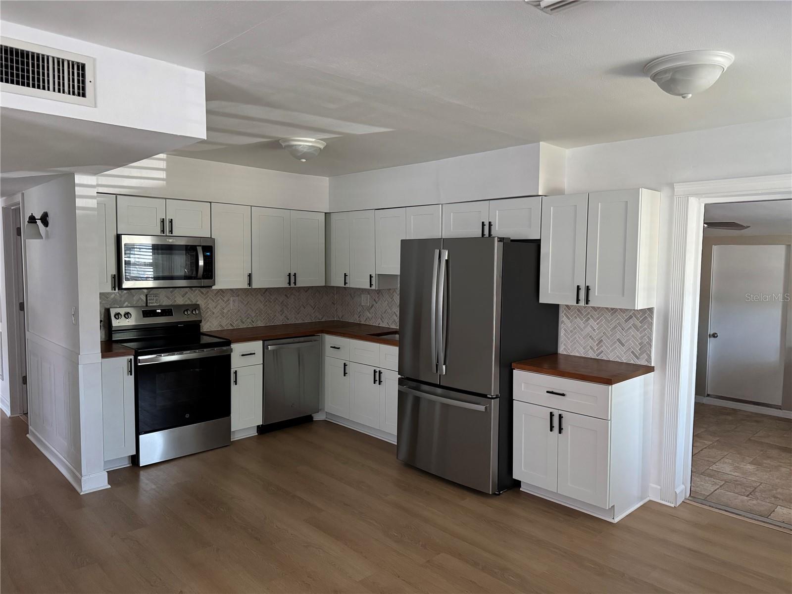 Image 10 of 35 For 6527 West Shore Circle