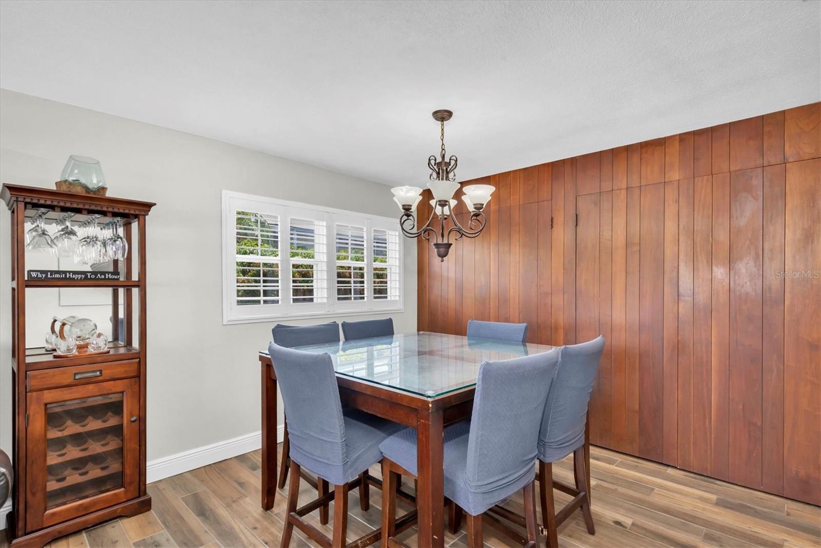 Listing photo id 8 for 9591 Commodore Drive