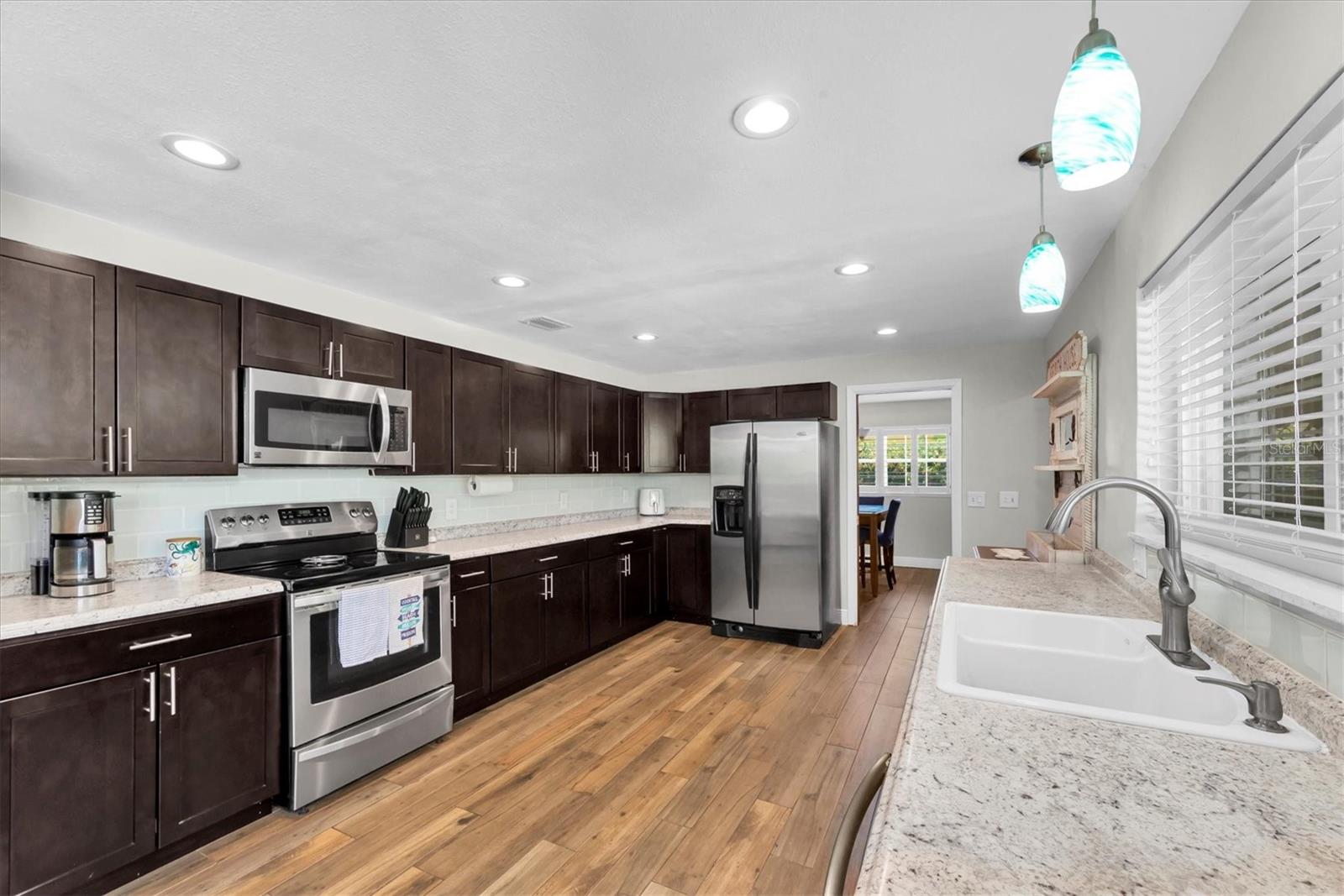 Listing photo id 9 for 9591 Commodore Drive