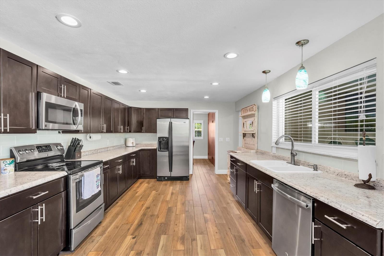 Listing photo id 10 for 9591 Commodore Drive