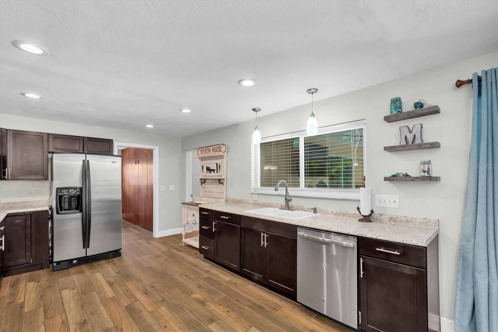 Listing photo id 11 for 9591 Commodore Drive