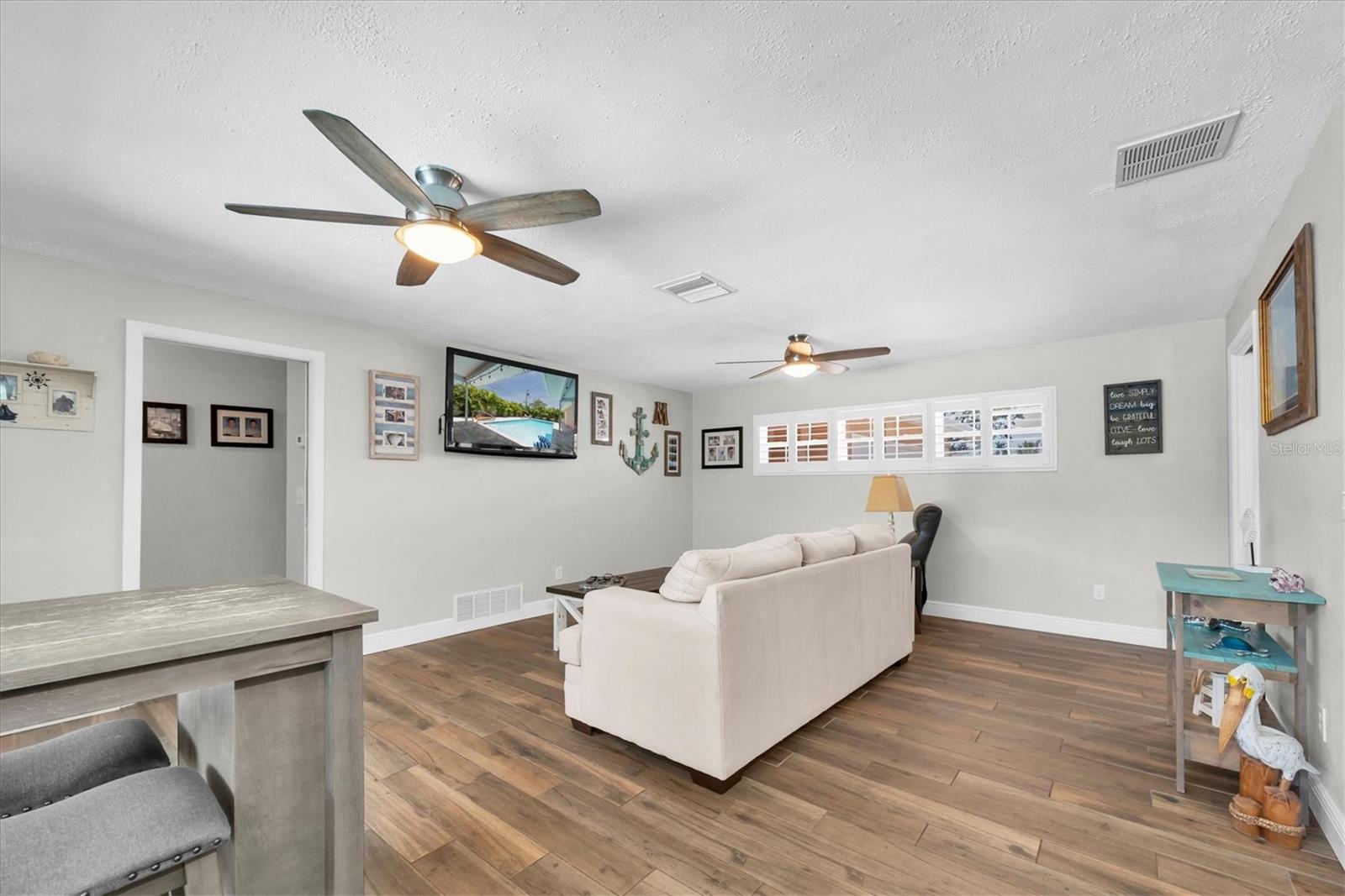 Listing photo id 12 for 9591 Commodore Drive