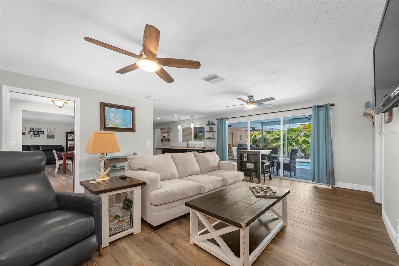 Listing photo id 13 for 9591 Commodore Drive