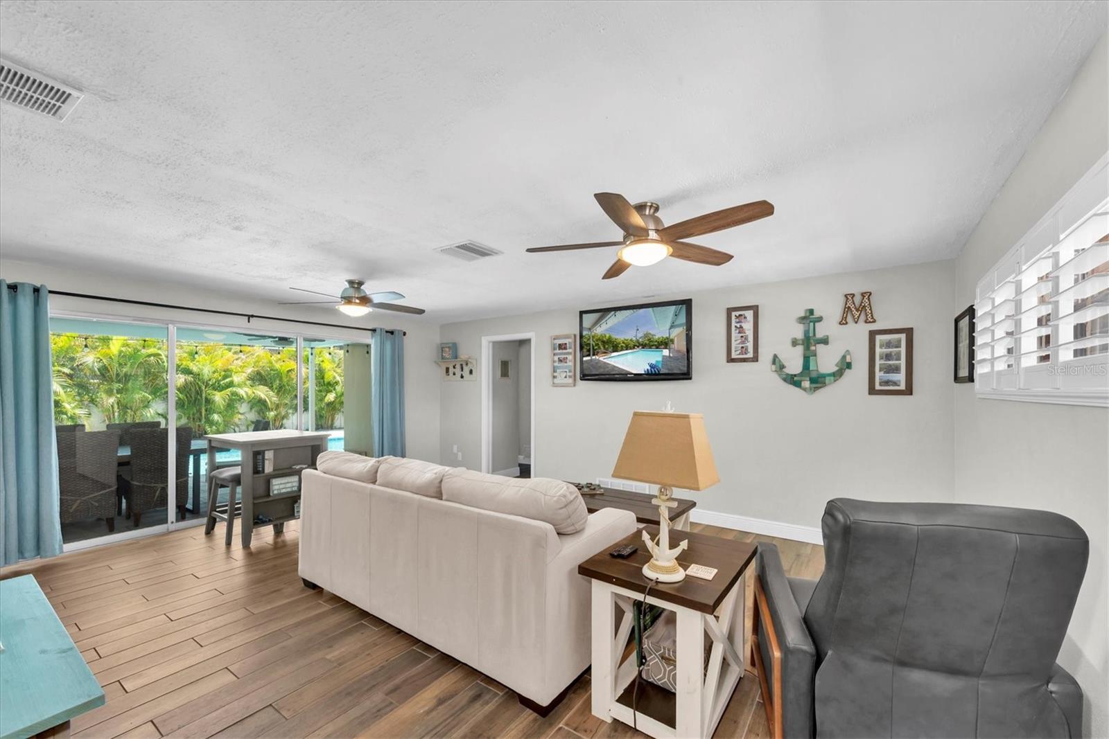 Listing photo id 14 for 9591 Commodore Drive
