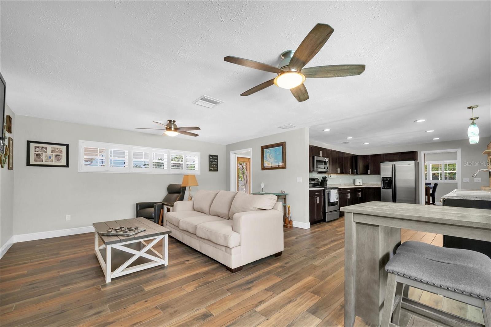 Listing photo id 15 for 9591 Commodore Drive