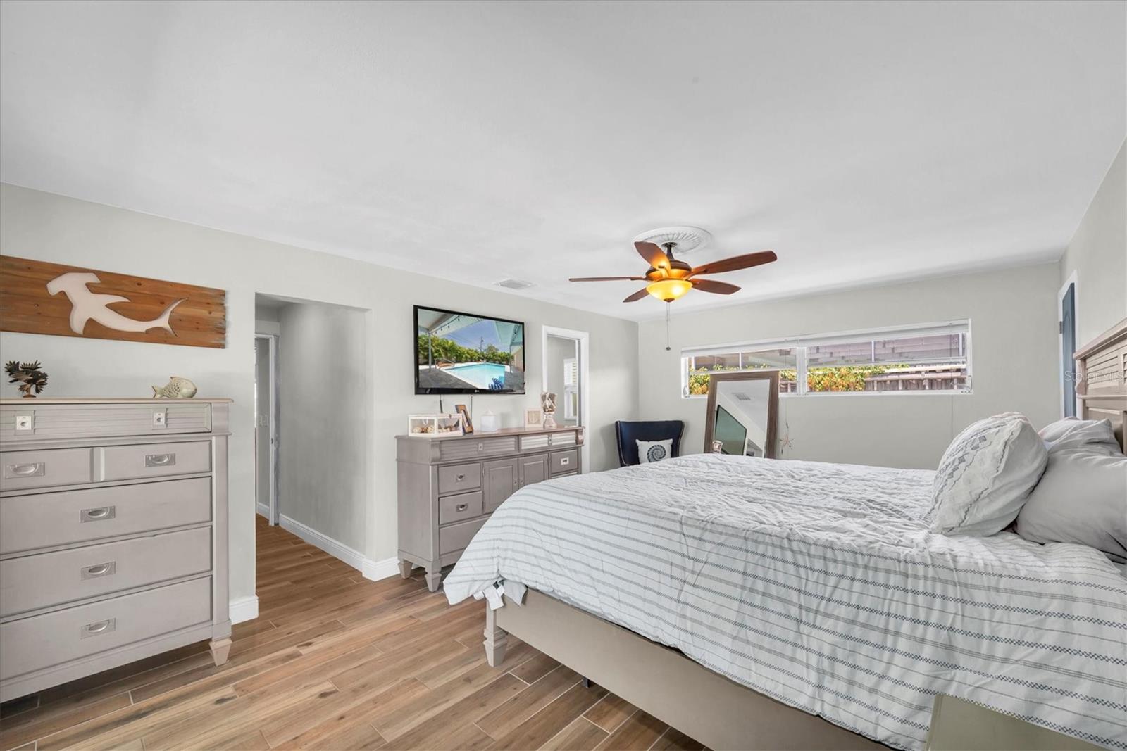 Listing photo id 16 for 9591 Commodore Drive
