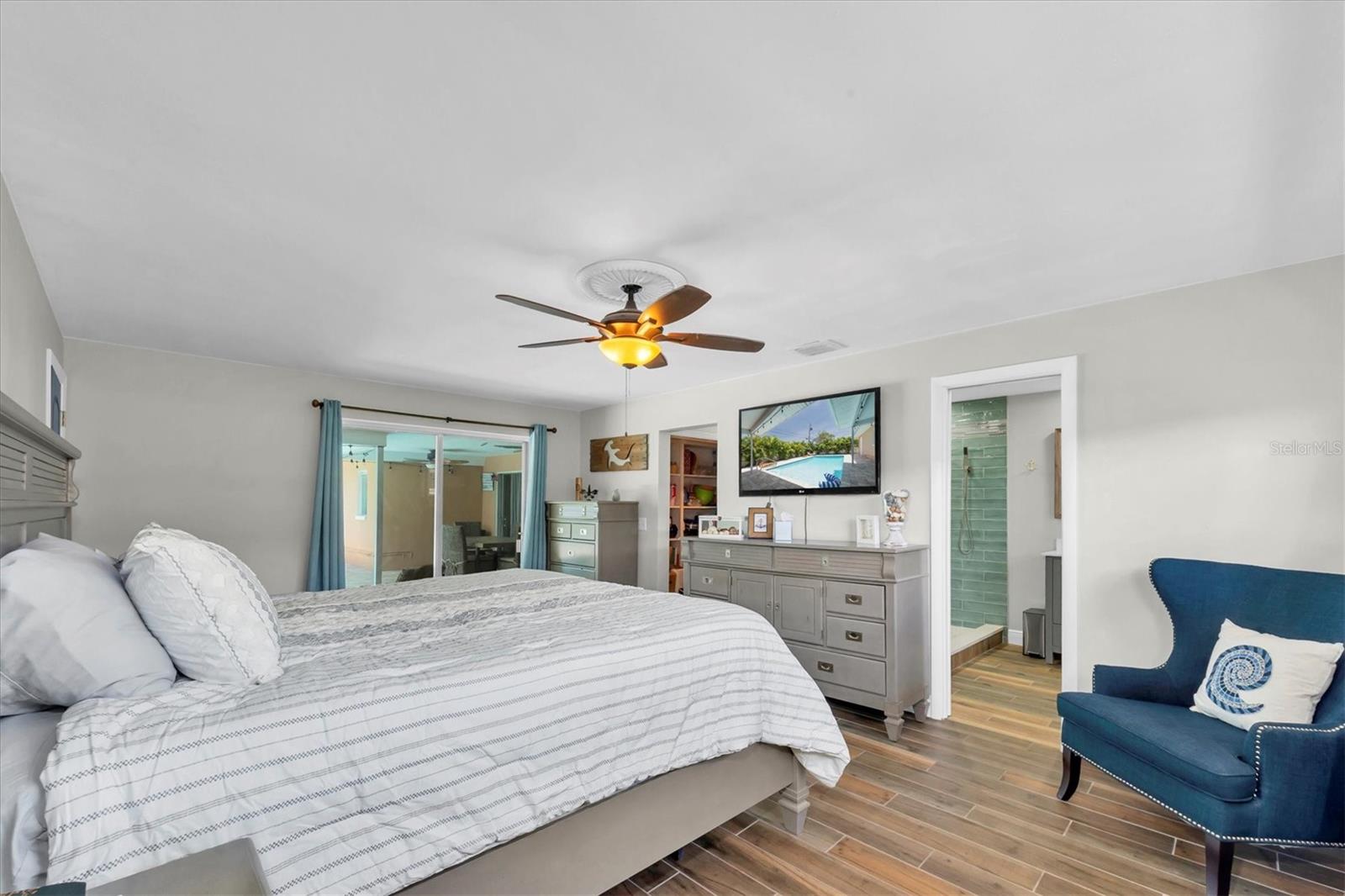 Listing photo id 17 for 9591 Commodore Drive