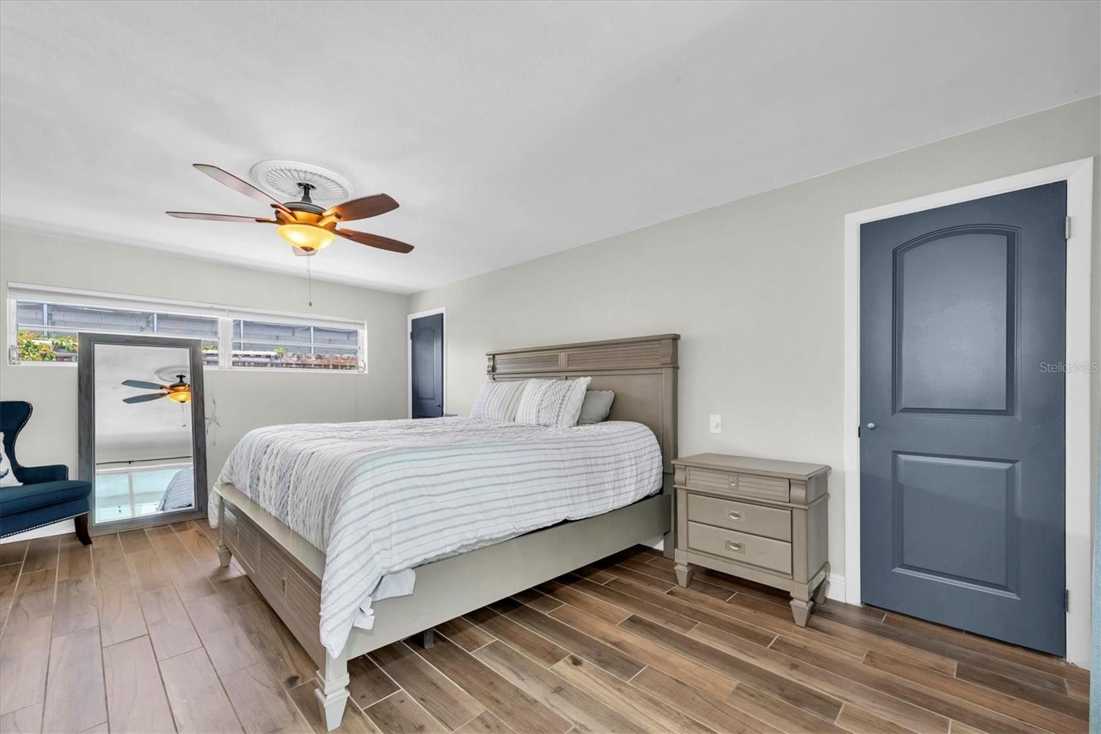 Listing photo id 18 for 9591 Commodore Drive