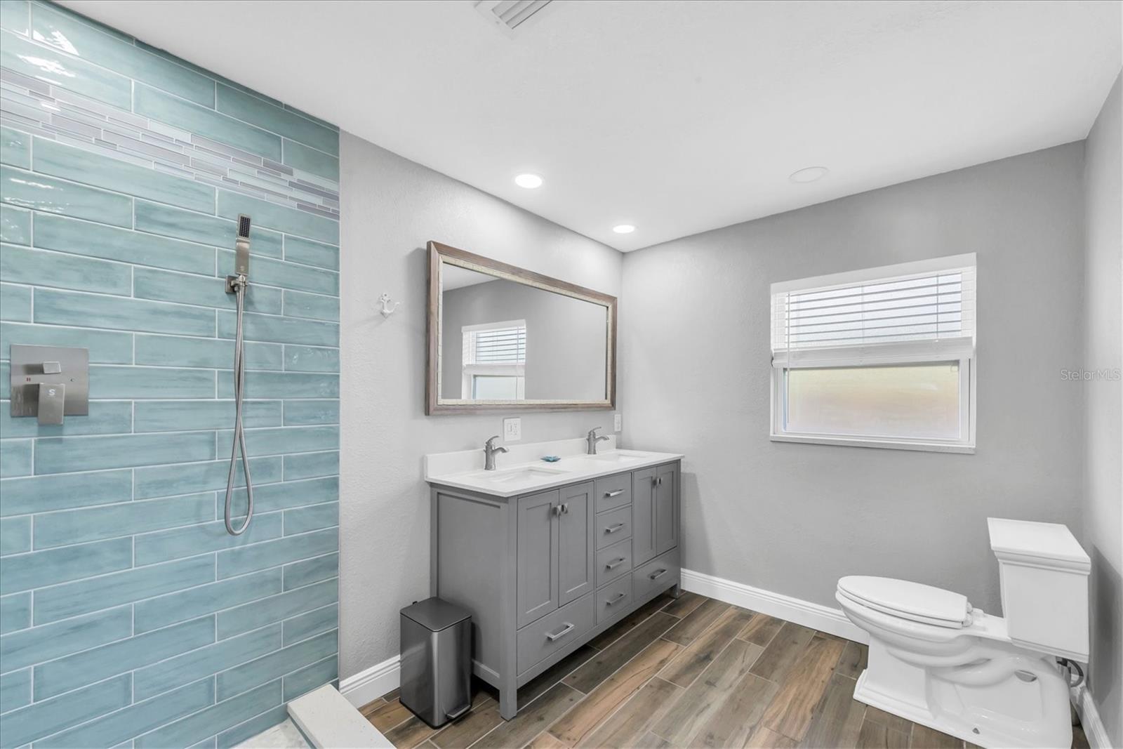 Listing photo id 19 for 9591 Commodore Drive