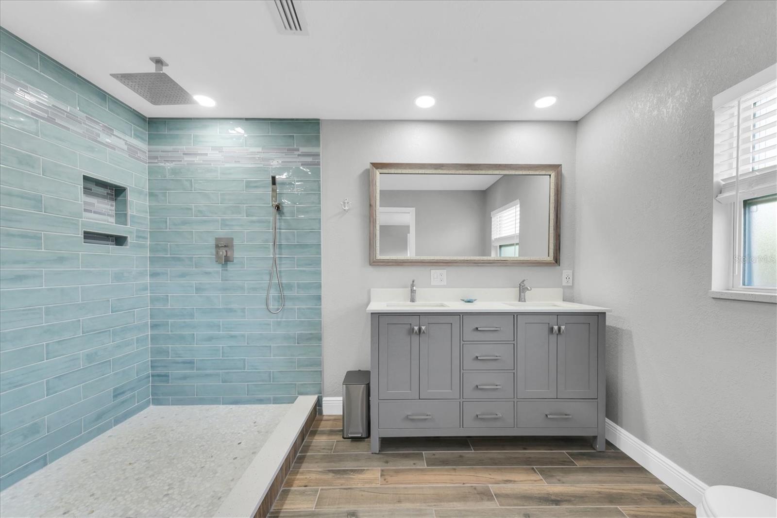 Listing photo id 20 for 9591 Commodore Drive