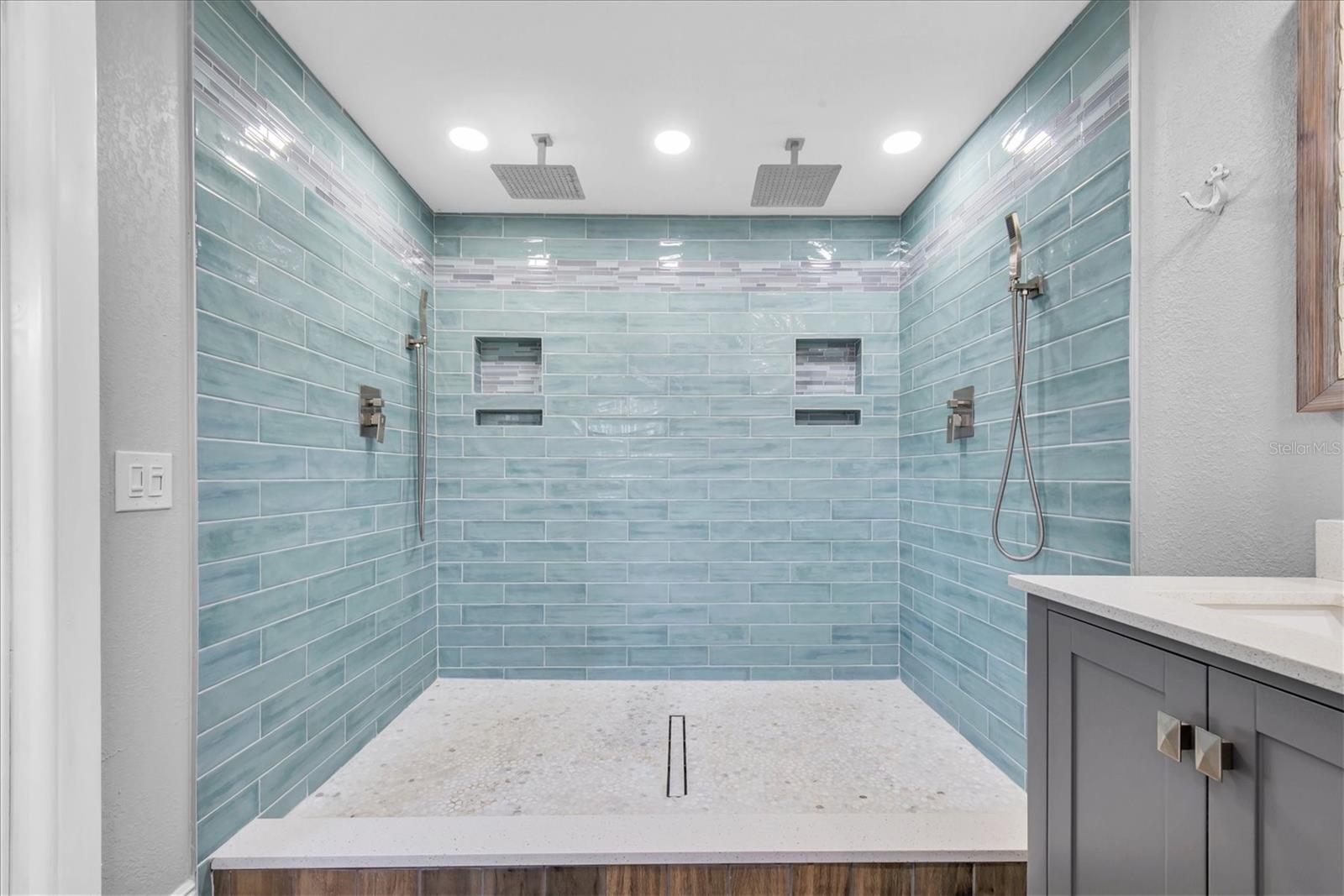 Listing photo id 21 for 9591 Commodore Drive