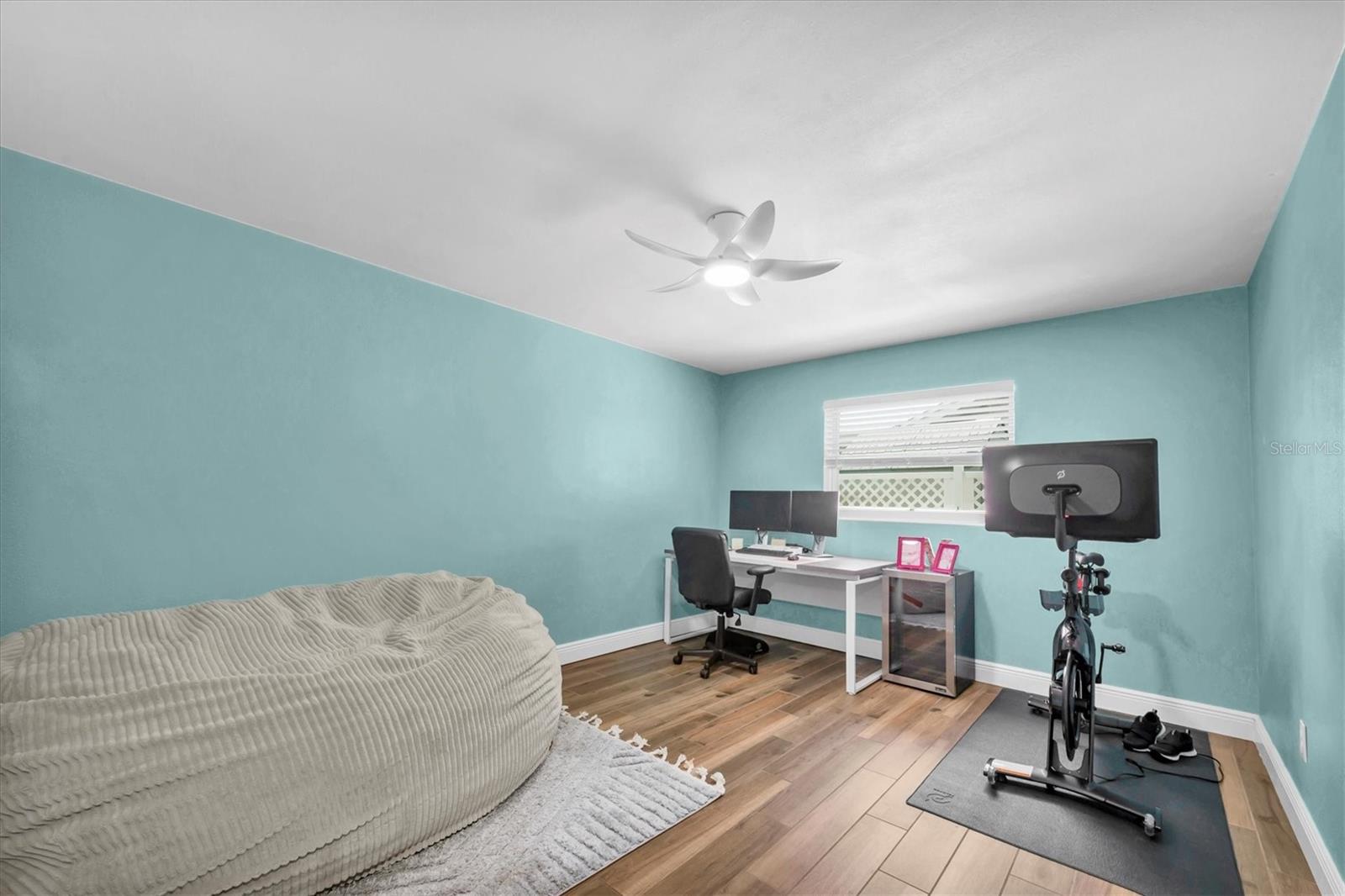 Listing photo id 24 for 9591 Commodore Drive