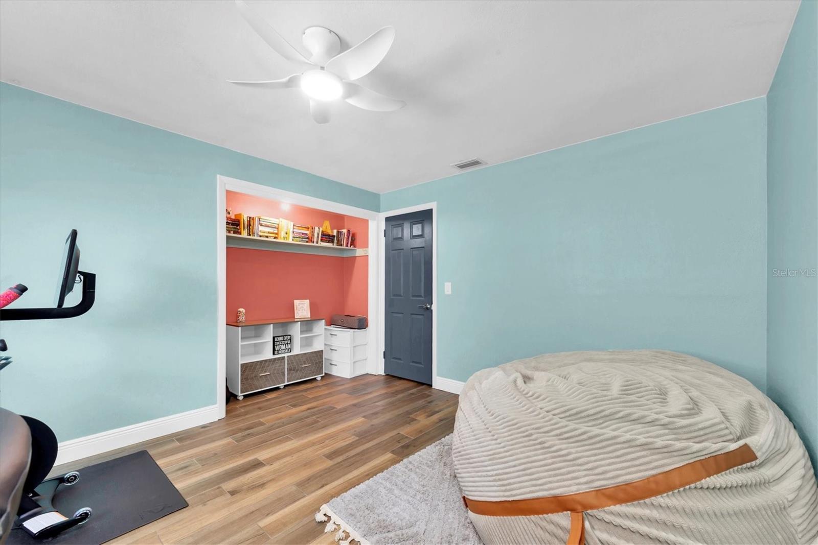 Listing photo id 25 for 9591 Commodore Drive