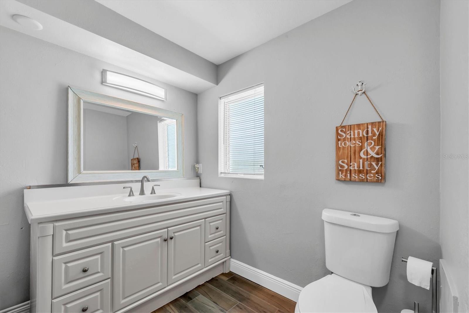 Listing photo id 26 for 9591 Commodore Drive