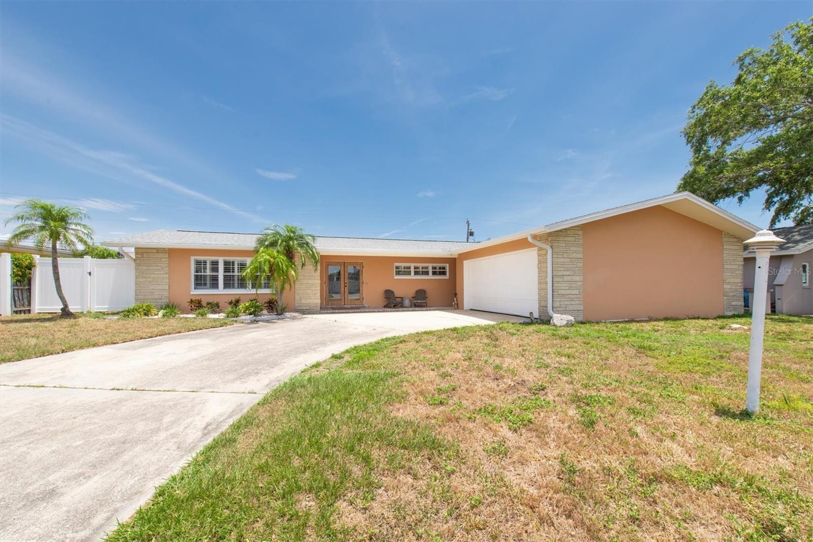 Listing photo id 1 for 9591 Commodore Drive
