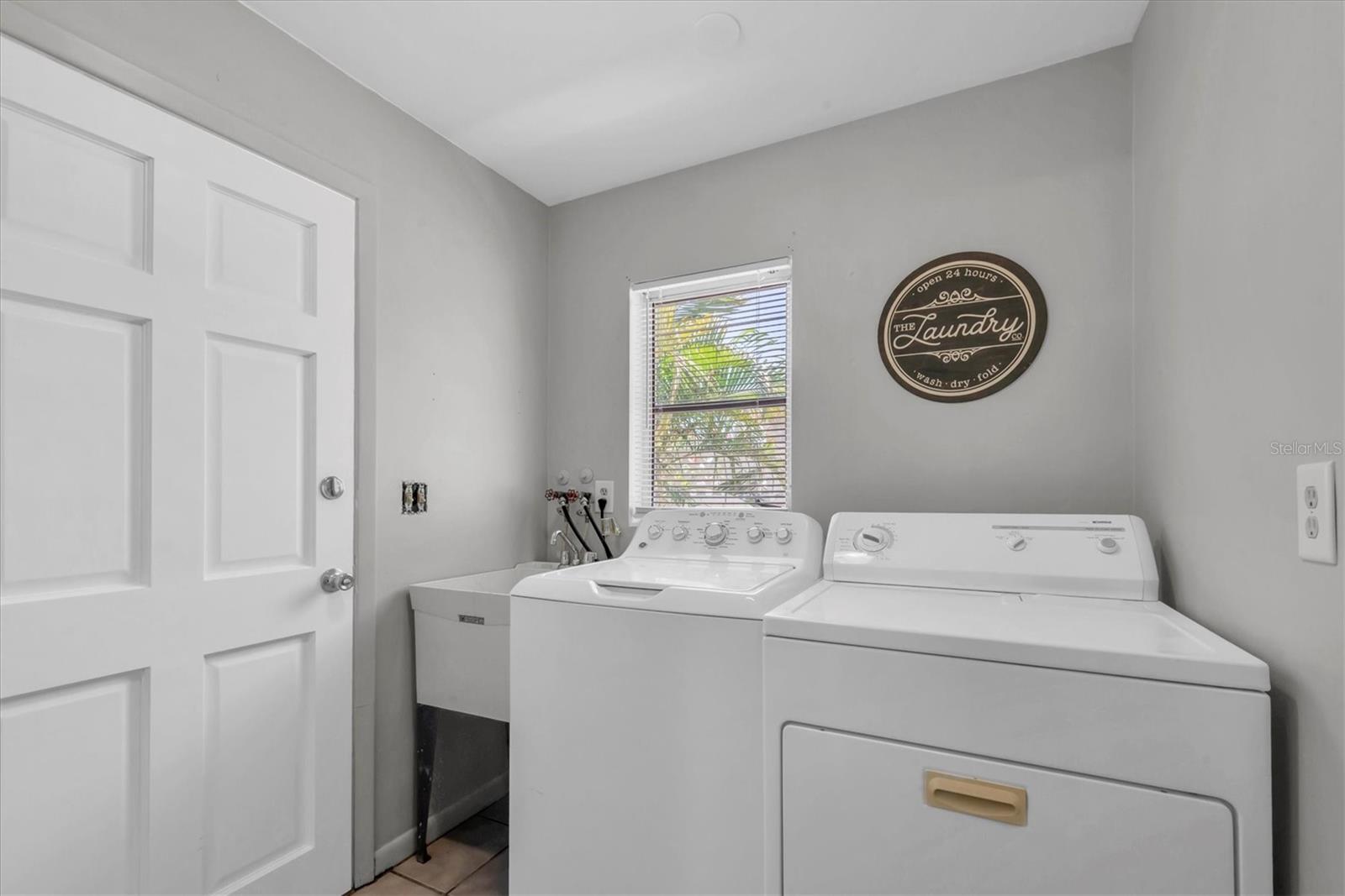 Listing photo id 28 for 9591 Commodore Drive