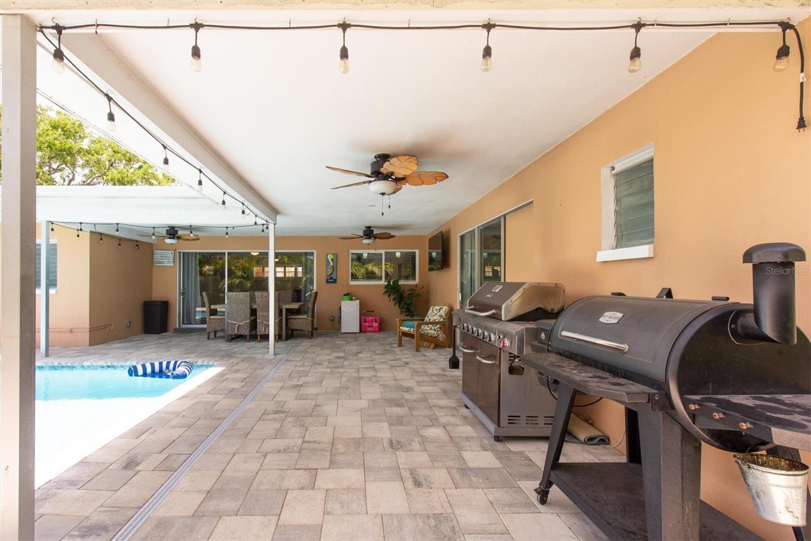Listing photo id 29 for 9591 Commodore Drive