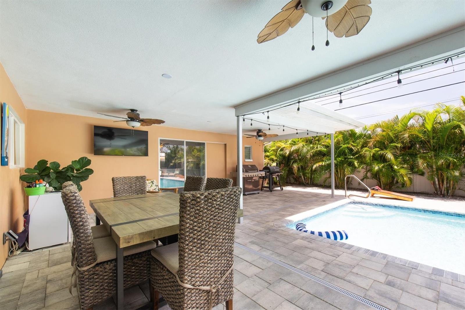 Listing photo id 32 for 9591 Commodore Drive