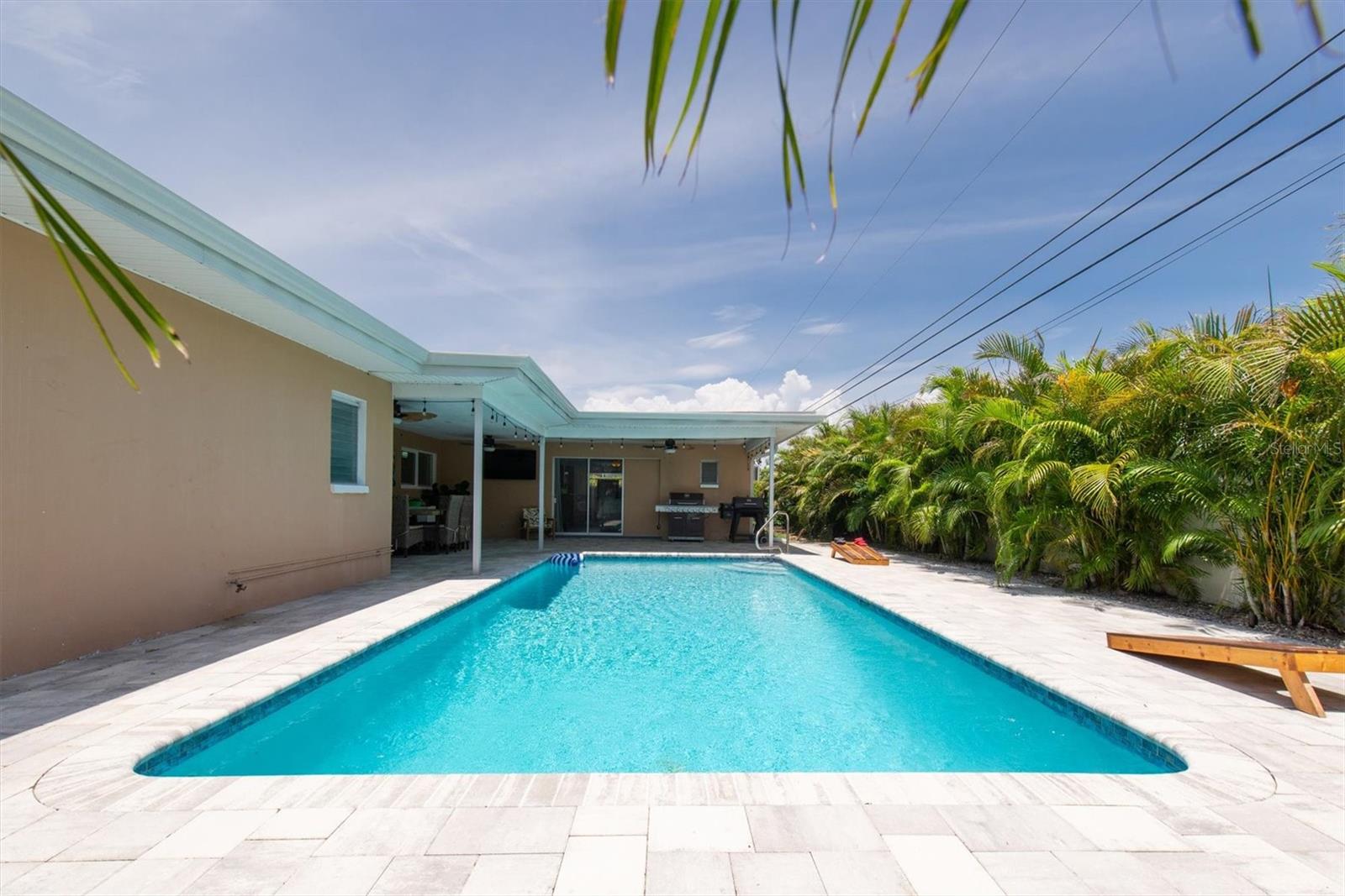 Listing photo id 33 for 9591 Commodore Drive