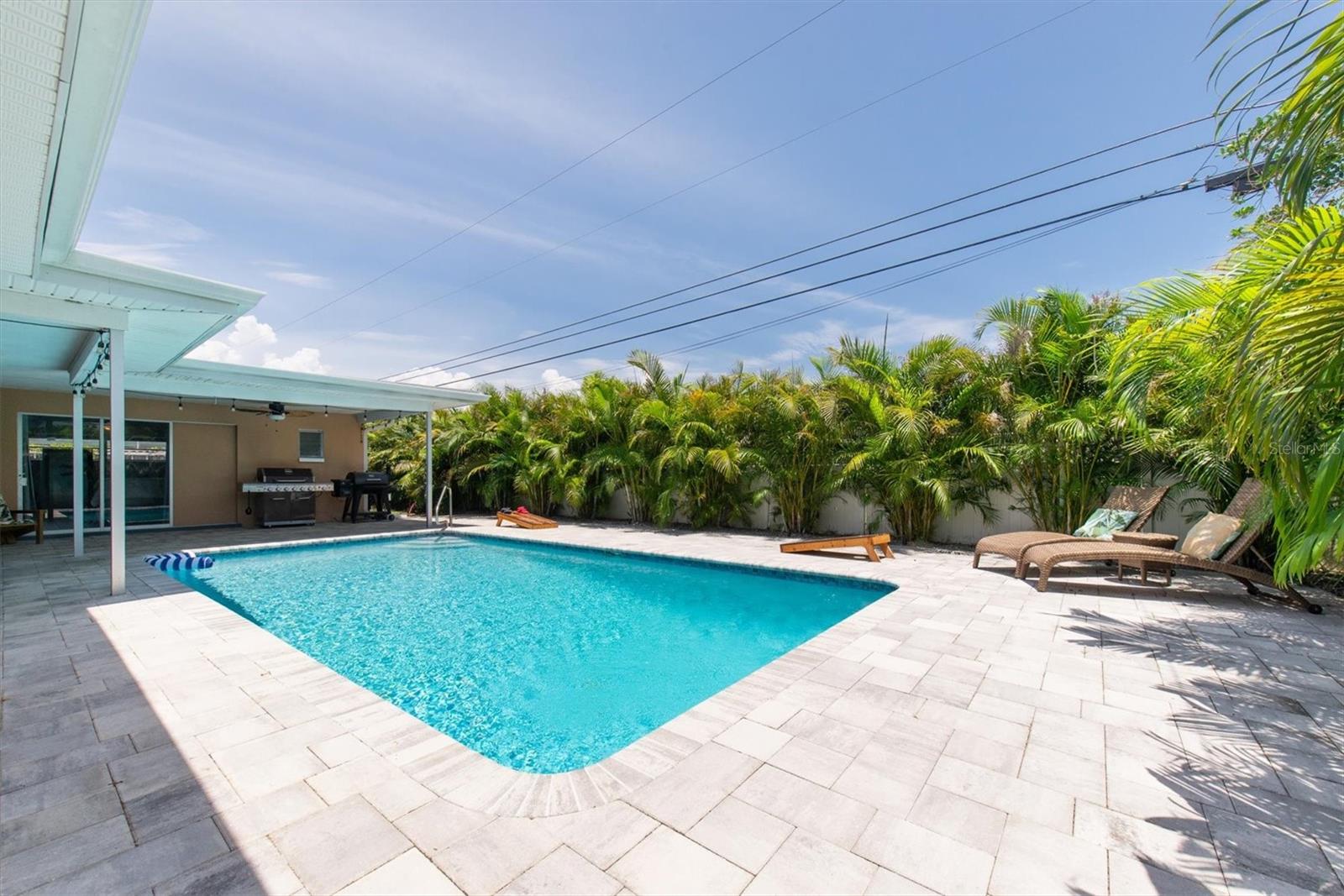 Listing photo id 34 for 9591 Commodore Drive