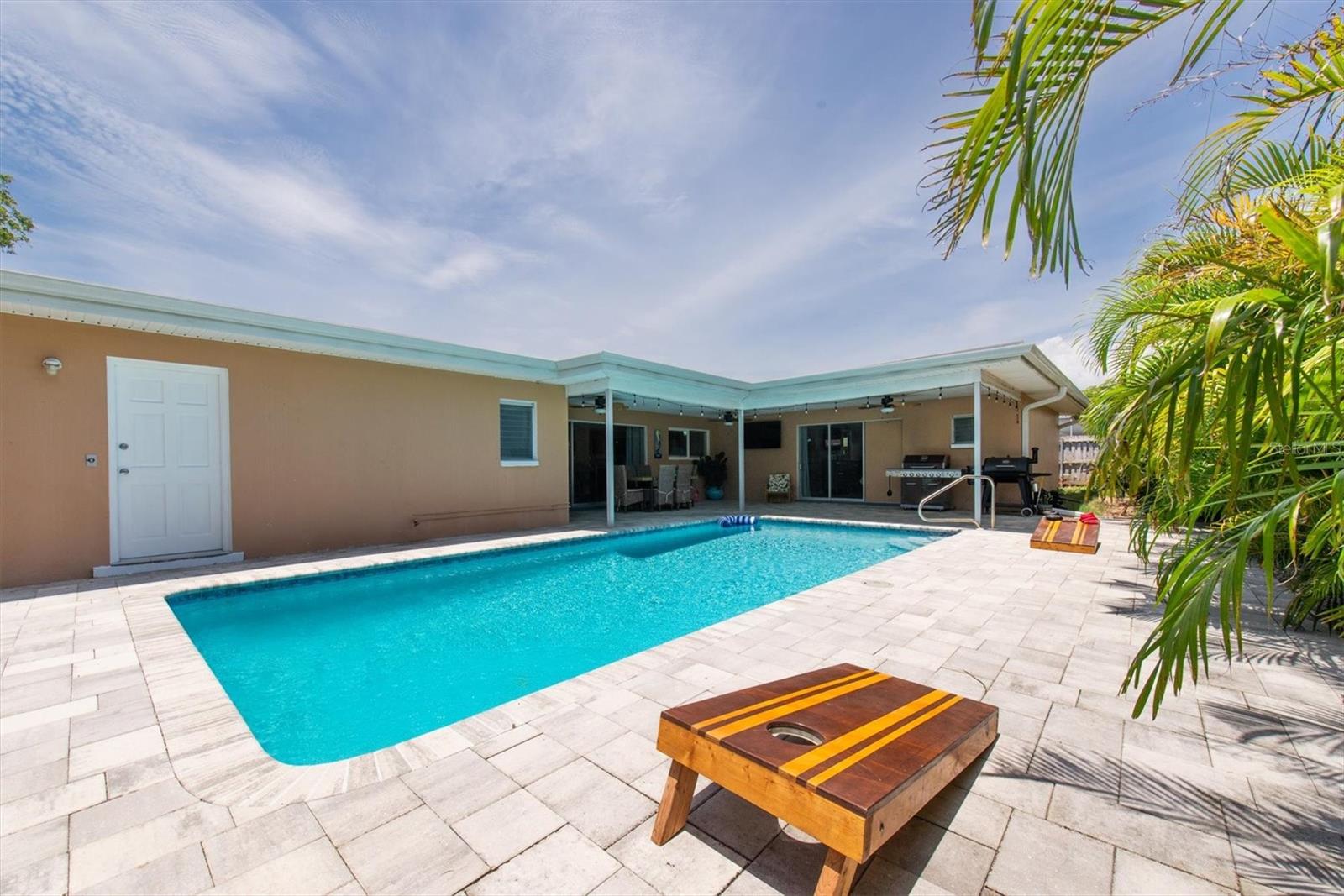 Listing photo id 35 for 9591 Commodore Drive
