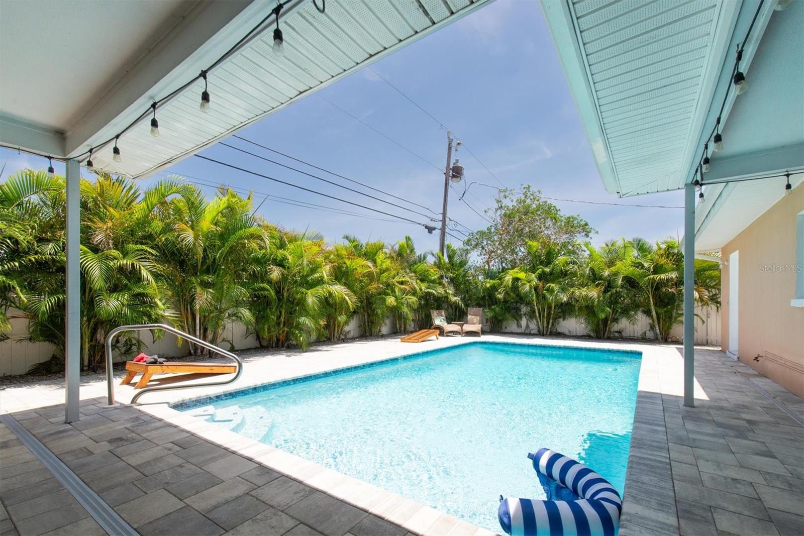Listing photo id 36 for 9591 Commodore Drive