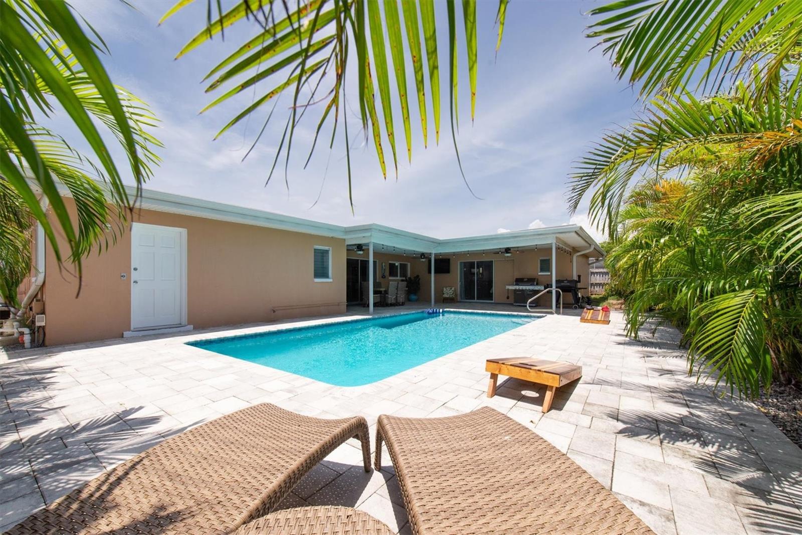 Listing photo id 37 for 9591 Commodore Drive