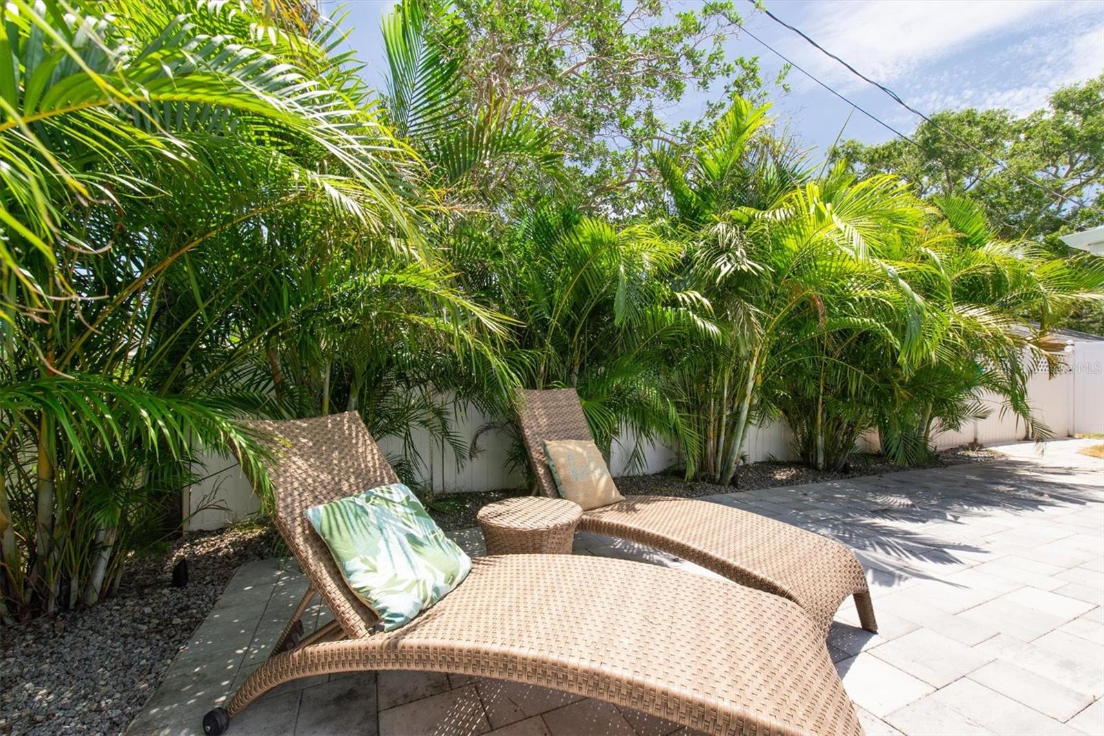 Listing photo id 39 for 9591 Commodore Drive