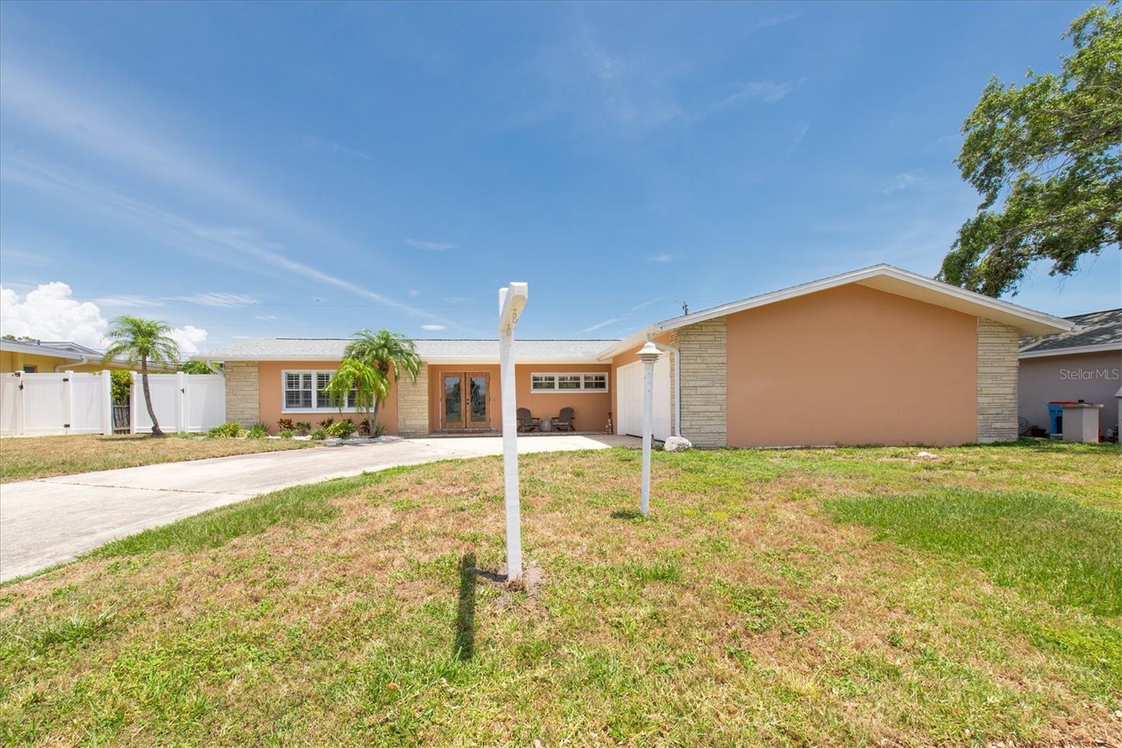 Listing photo id 47 for 9591 Commodore Drive