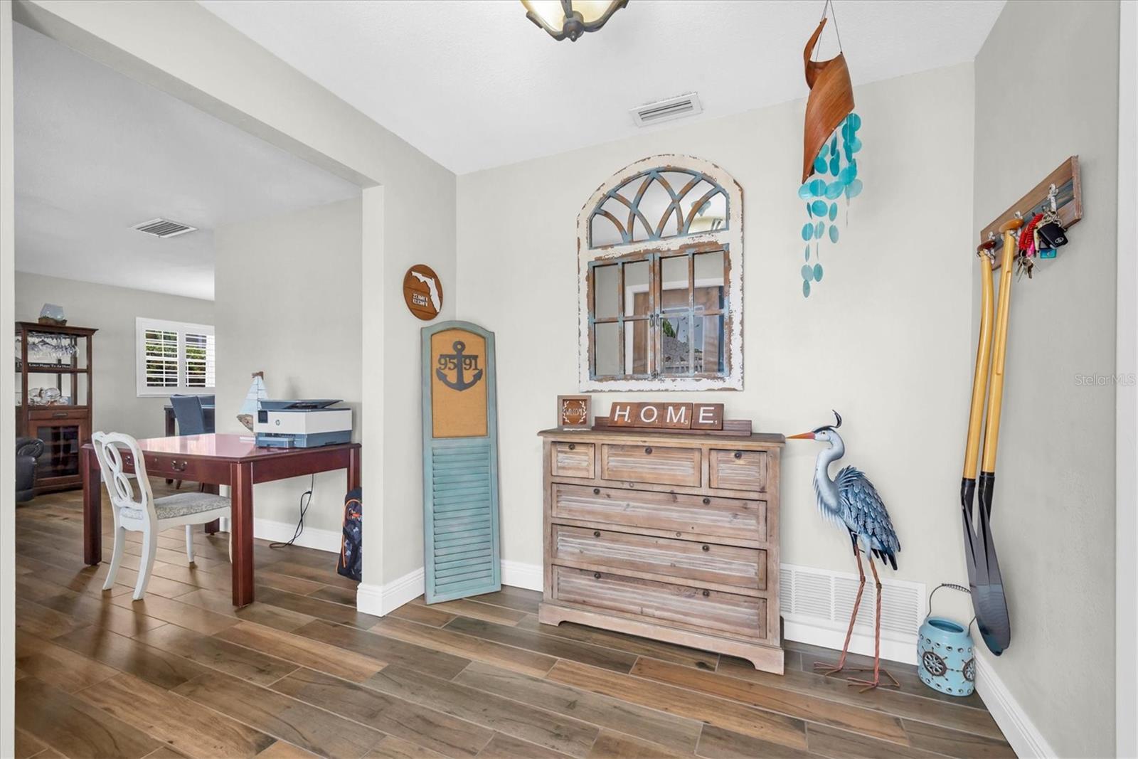 Listing photo id 3 for 9591 Commodore Drive