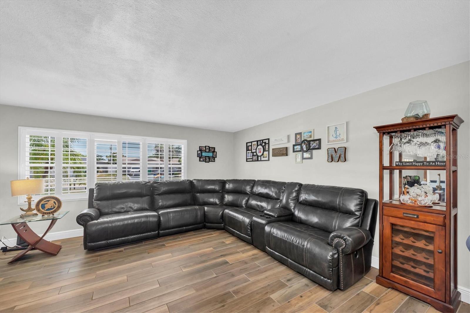 Listing photo id 4 for 9591 Commodore Drive