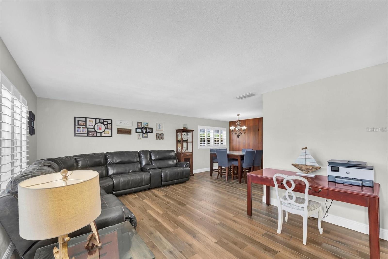 Listing photo id 5 for 9591 Commodore Drive
