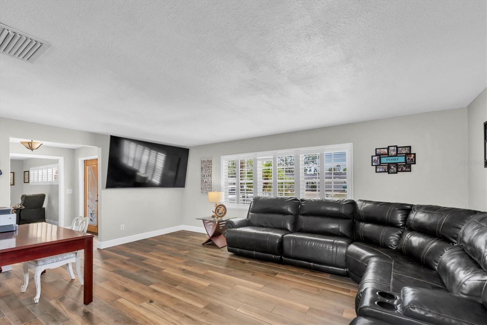 Listing photo id 6 for 9591 Commodore Drive