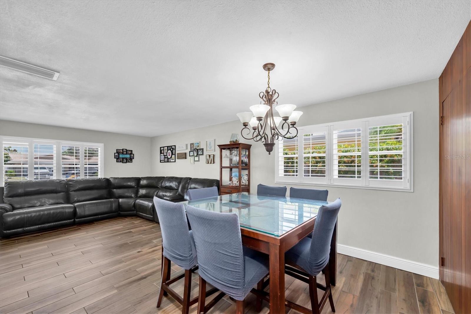 Listing photo id 7 for 9591 Commodore Drive