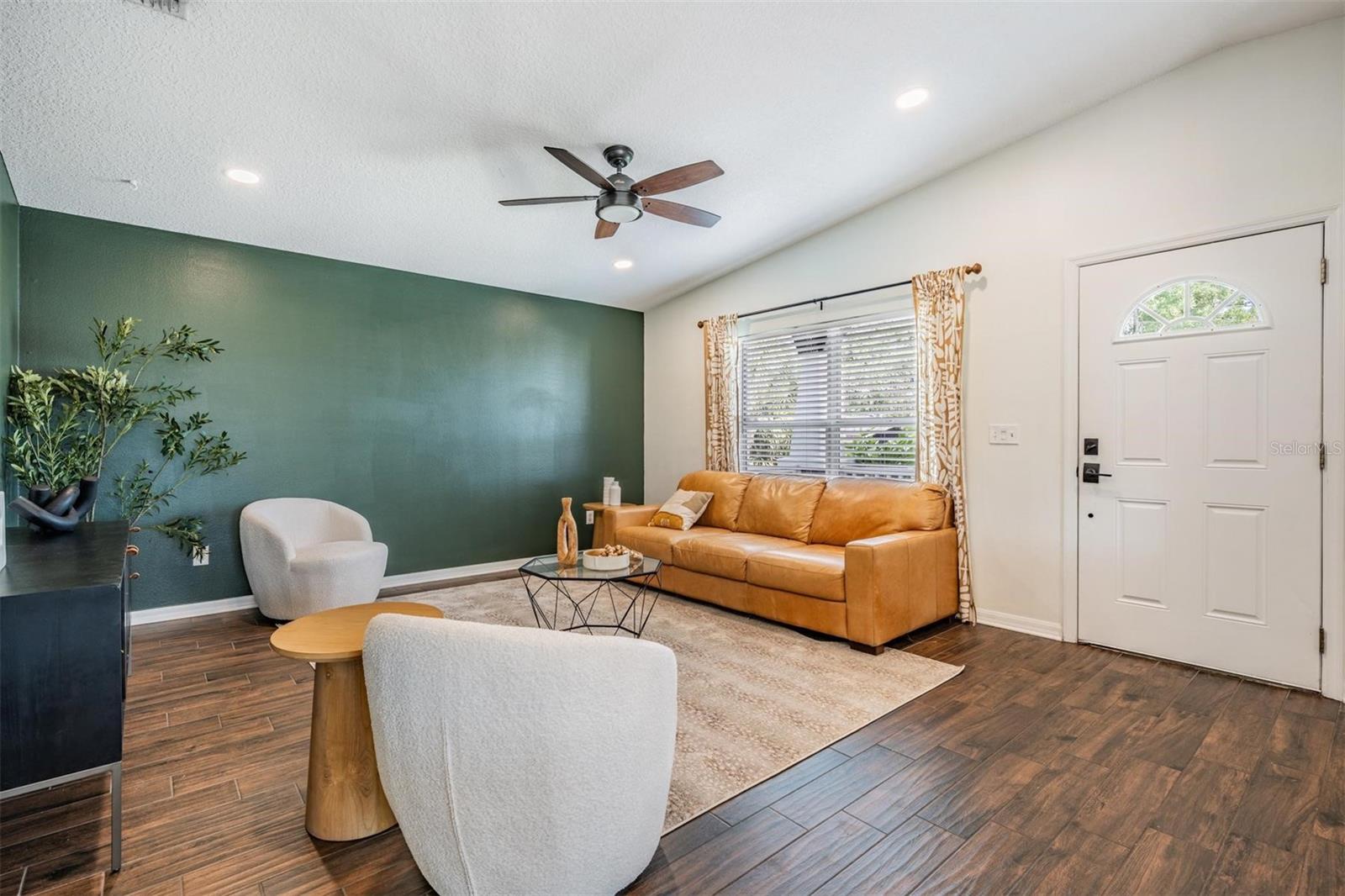 Listing photo id 2 for 4205 Suwanee Avenue