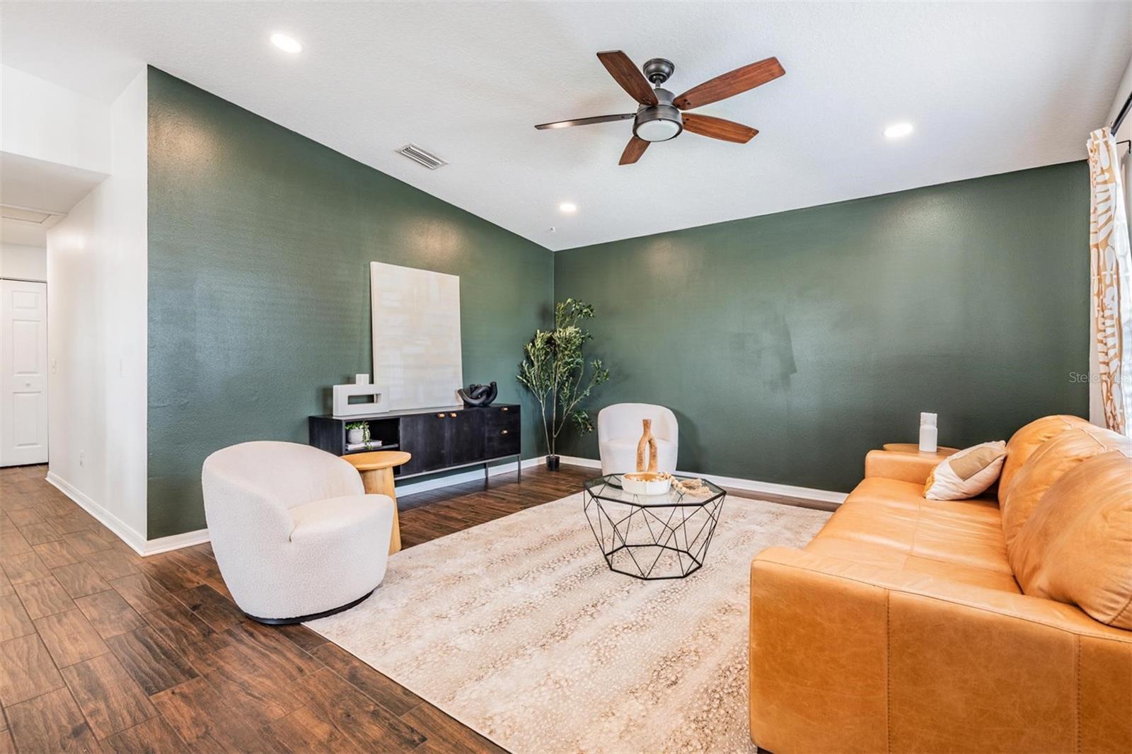 Listing photo id 3 for 4205 Suwanee Avenue